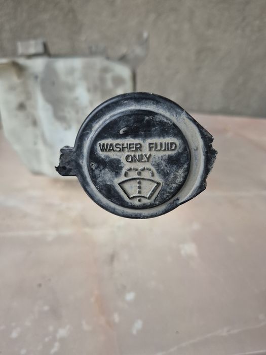 Продам бачек стеклоомывателя  от Тойота 40.