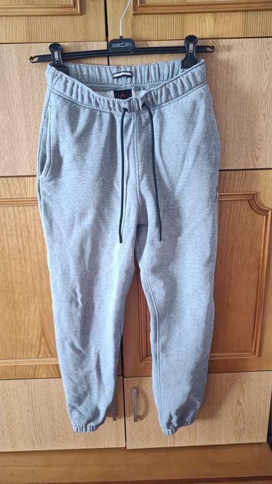 Vând pantaloni Jordan