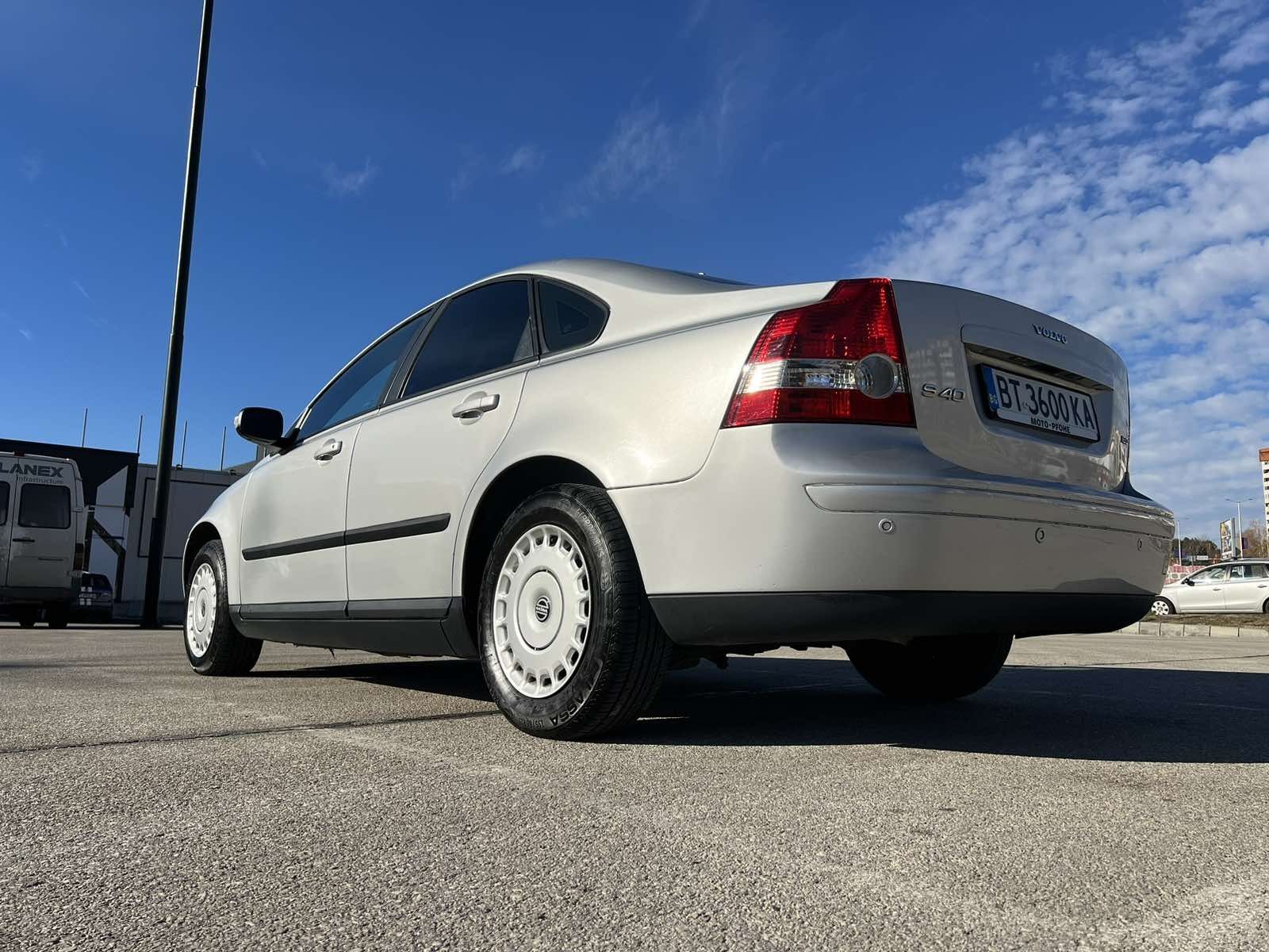 Автомобил Volvo S40 (волво)