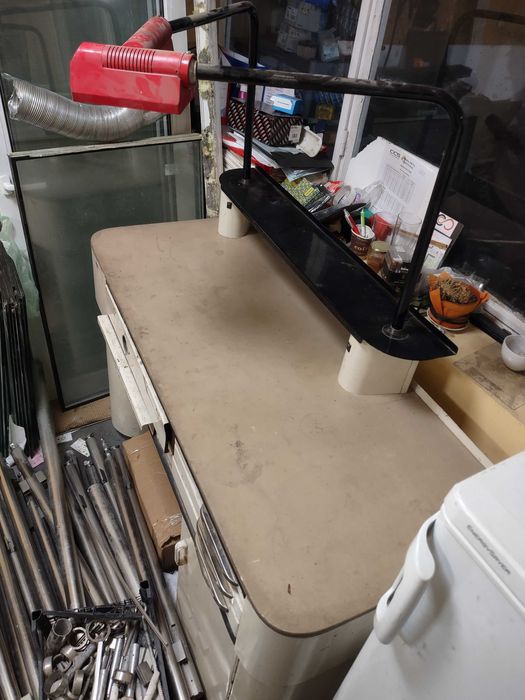 Старо метално зъботехническо бюро с плот от камък и лампи