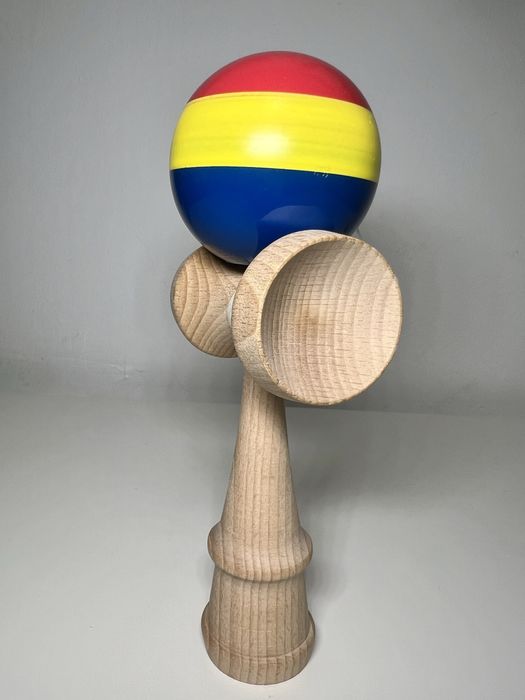 Kendama Romania - Bila Lucioasa (CUTIE + Ață de rezervă)