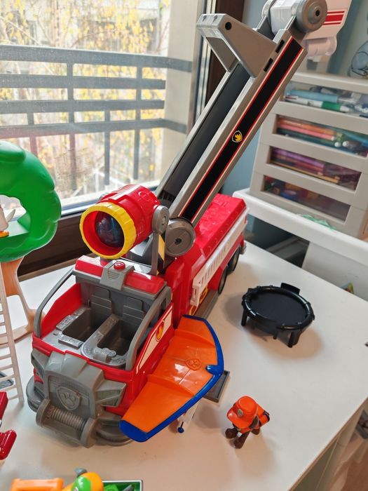 Пес патрул голям пожарникарски камион ѝ спасяване на котка