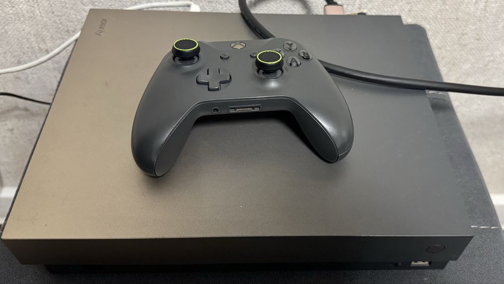 Продаю Xbox one x 1tb