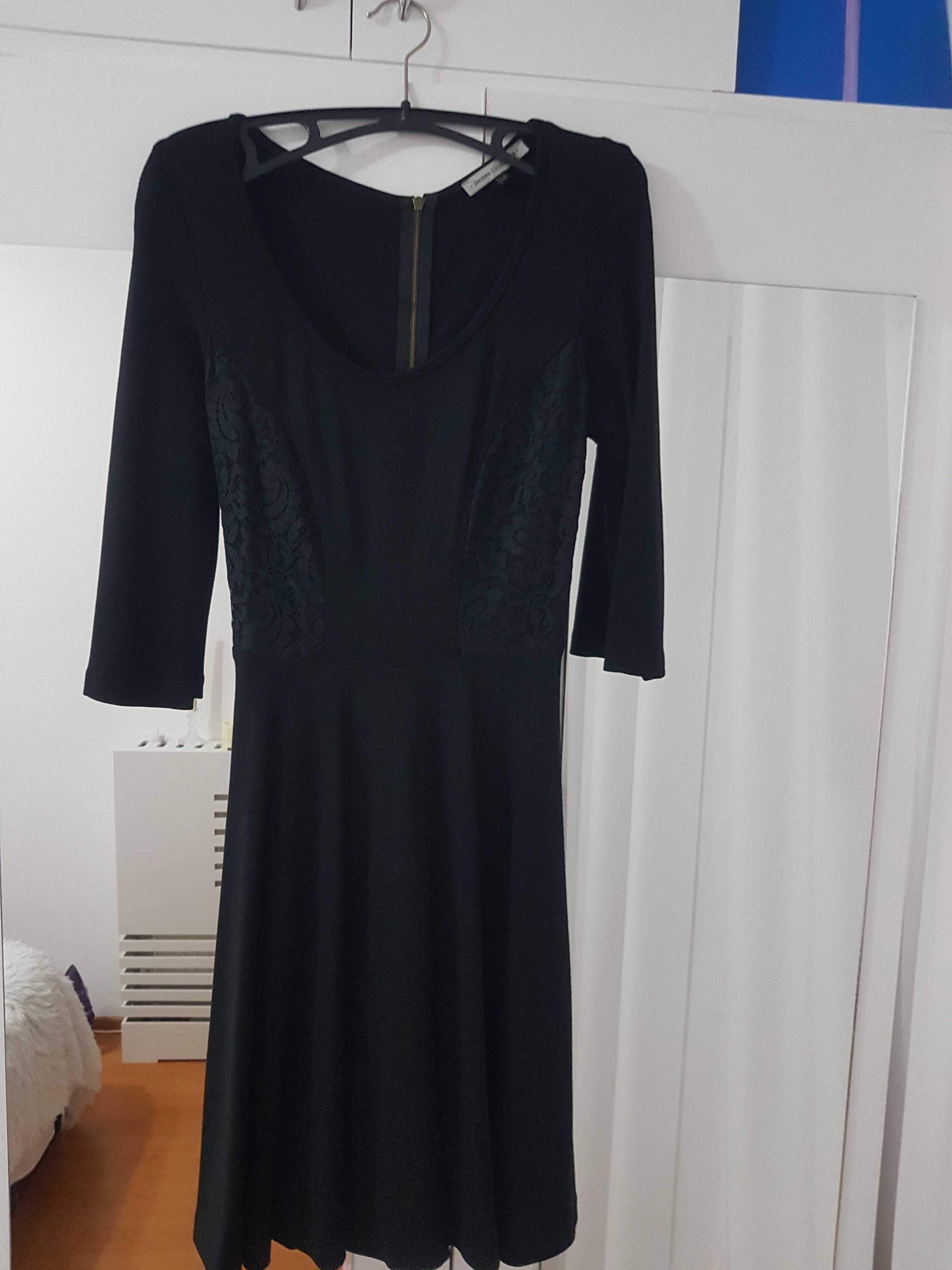 Rochie Bershka neagra, cu dantela pe lateral, marimea 36