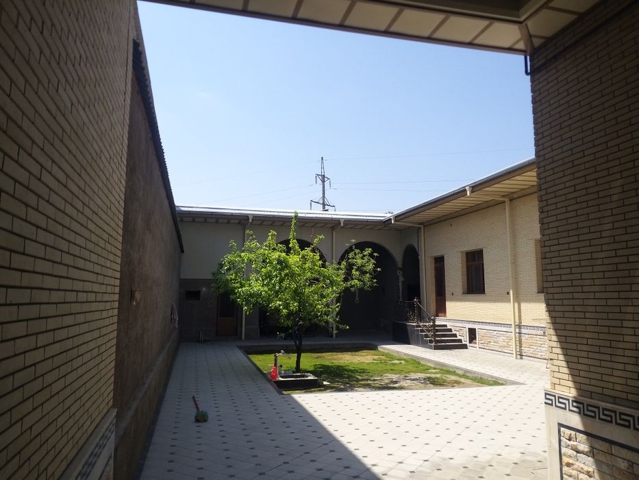 Uy sotiladi 5 xona 4.5 sutx