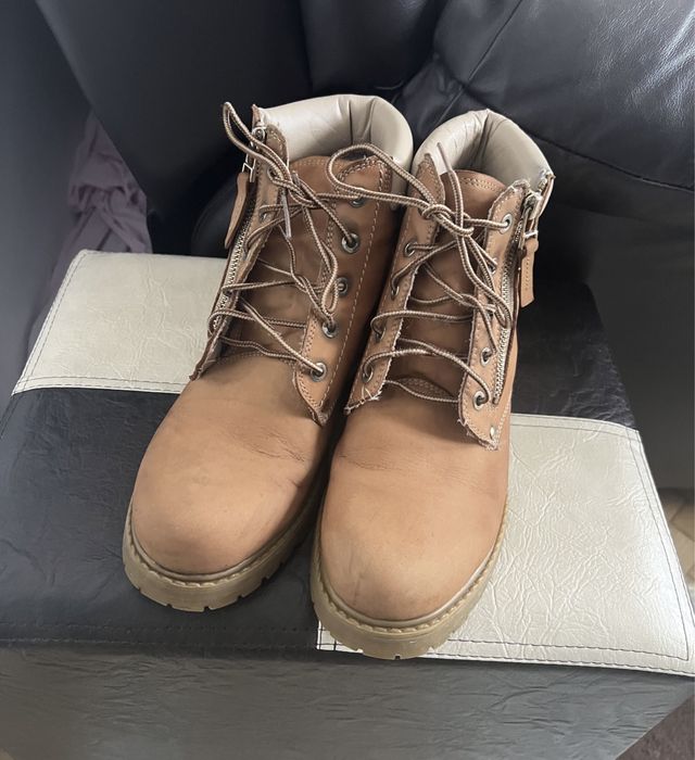 Ghete tip bocanci Stradivarius in stare buna marimea 39 din piele nat