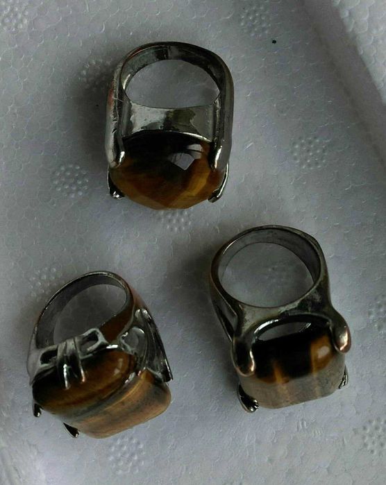 Бижута с камъни пръстени и обеци