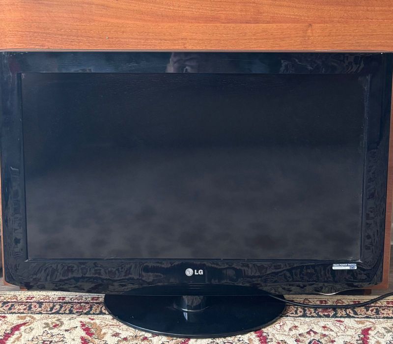 Продается телевизор LG диагональ дисплея 82 см, в хор сост