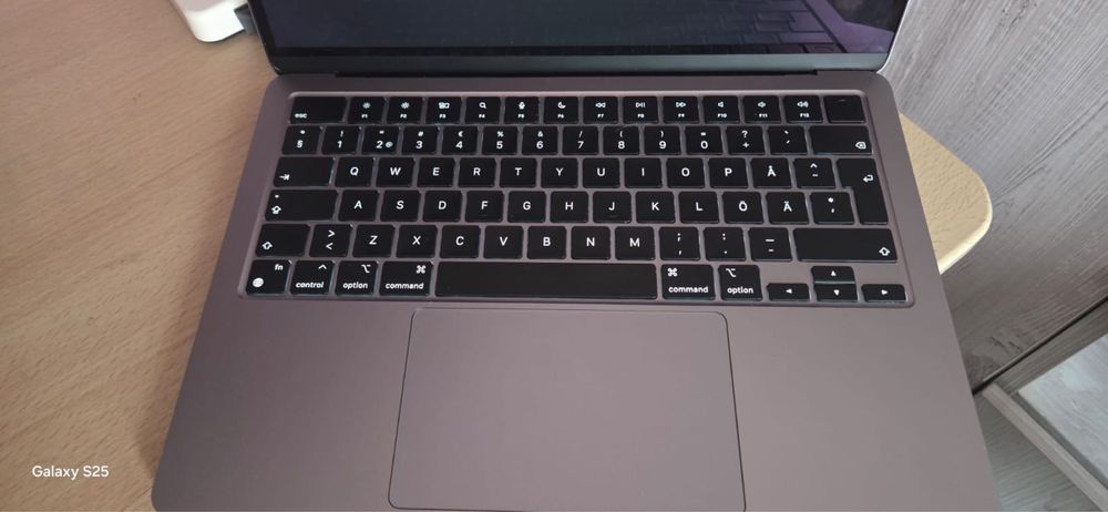 Vand MacBook M2 2022 cu cont pentru piese!