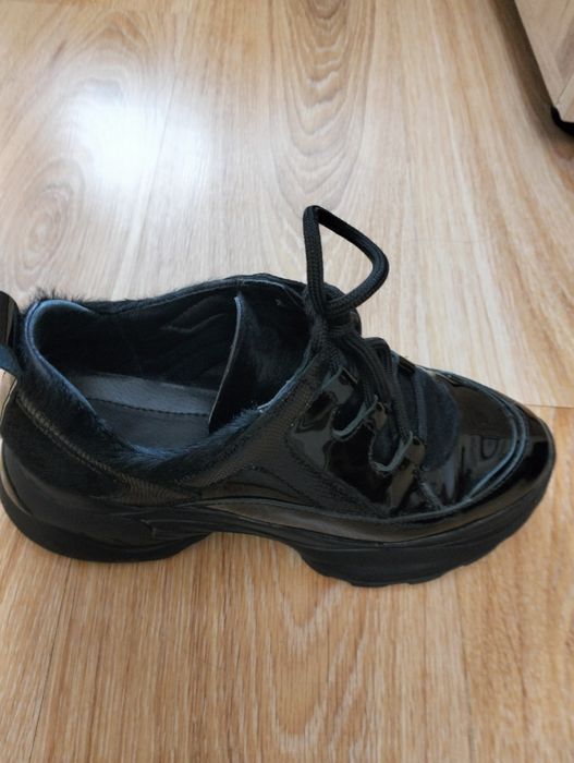 Маратонки , естествена кожа и естествен лак.