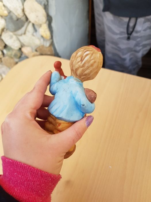 Ретро статуетка момче с телефон и мече в ръче