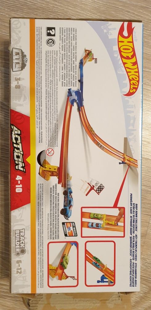 Hot wheels Burago Писта,гараж няколко нива с асансьор, без забележки!