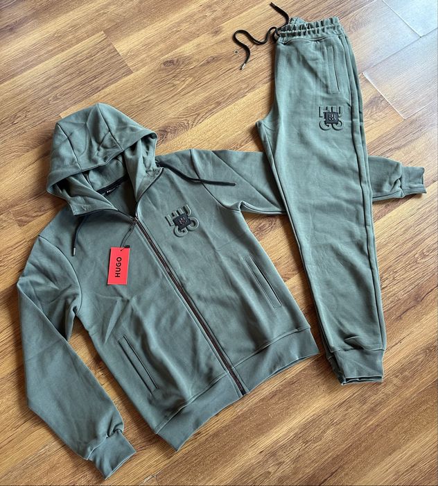 Мъжки,памучен,масленозелен екип Hugo BOSS с метално лого