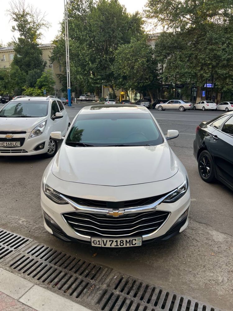 Malibu 2 turbo oq rang 2 ta petno bor qogan joyi toza prapan gazi bor