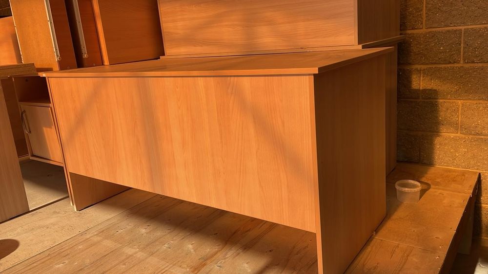 Столы офисные б/у 4шт*4000 за 28 000 тенге, и шкаф офисныйдля докум.