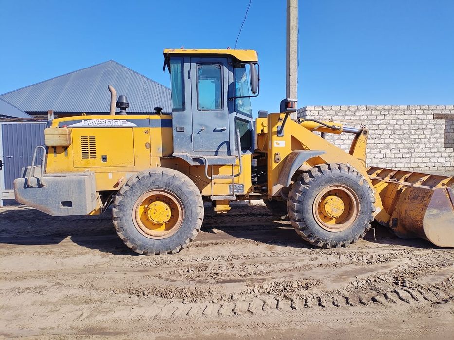 продам фронтальный погрузчик 3 тонник