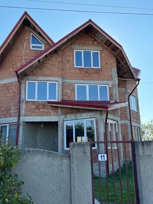 Casa la rosu de vanzare in Adunatii Copaceni