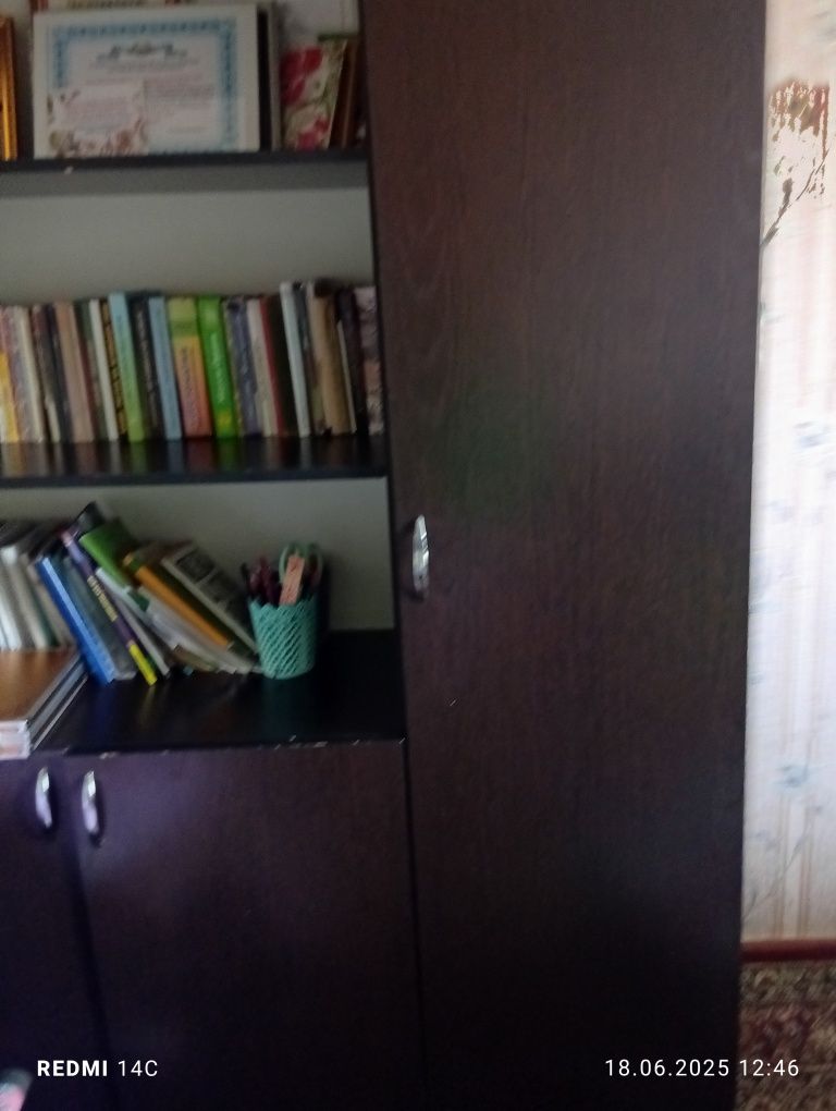 Kitob javoni.Книжныф шкаф