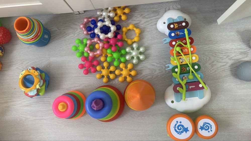 Игрушки молекулы, ксилофон, пирамида, сортеры