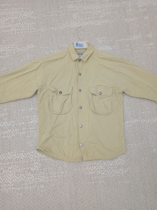 Лёгкий жакет в светло-бежевом оттенке.