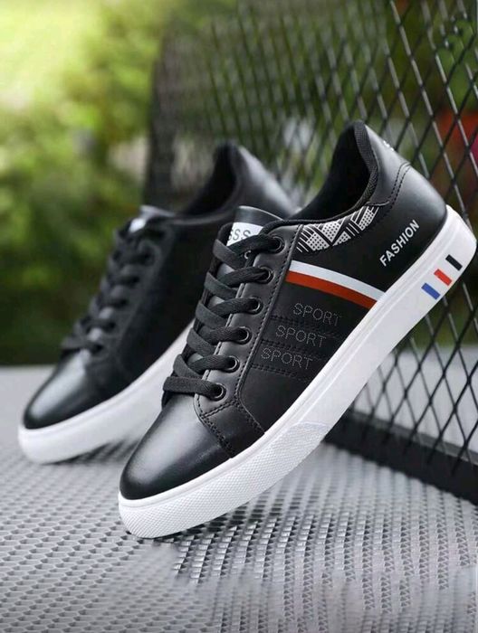 Чисто нови модерни мъжки обувки (маратонки) в черен цвят !