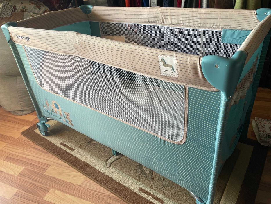 Vând pătuț de călătorie cu saltea și accesorii