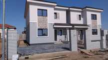 Duplex despartit prin camera tehnica