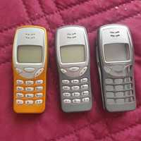 Телефони Нокиа  3210-2 броя ,1 комплект панели и 1 брой зарядно