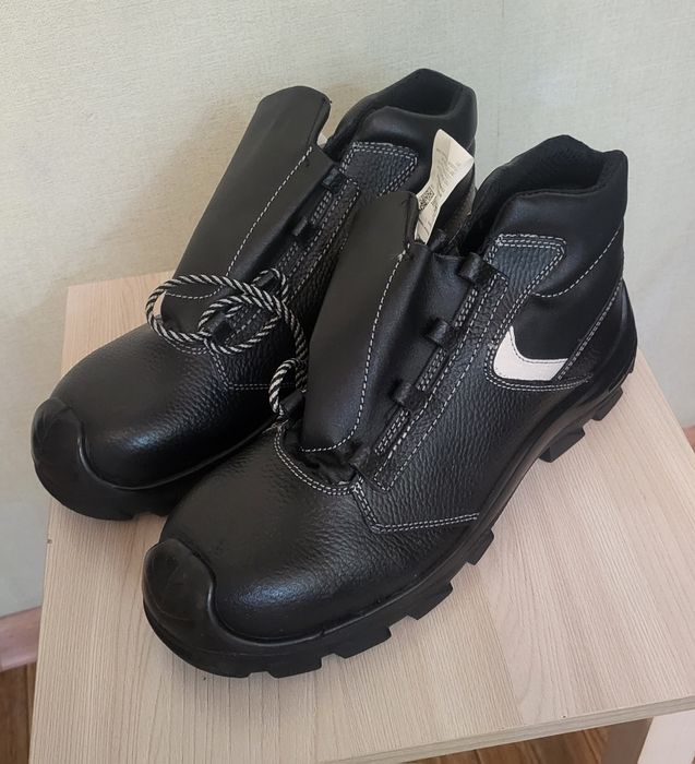 Рабочие ботинки и сапоги