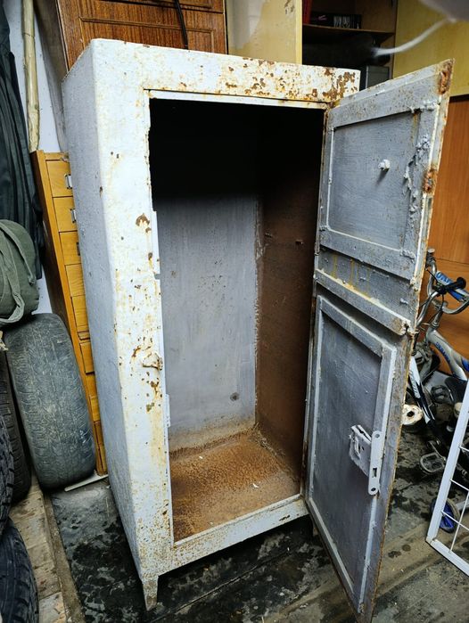 Советский железный шкаф