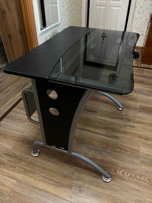 Стеклянный стол, компьютерный