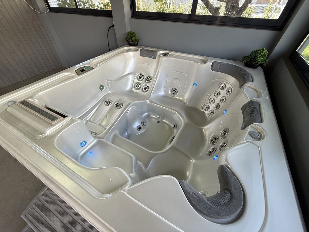 Jacuzzi Artesian Island Spa
