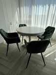 Set masa alba din lemn extensibila 110x145 si 4 scaune catifea verde