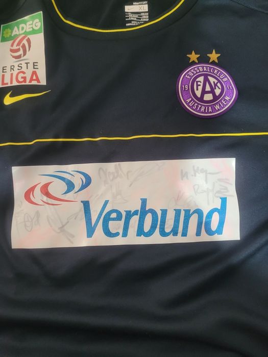Tricou Austria Vienna de portar 2021/22 semnat de mai mulți jucători