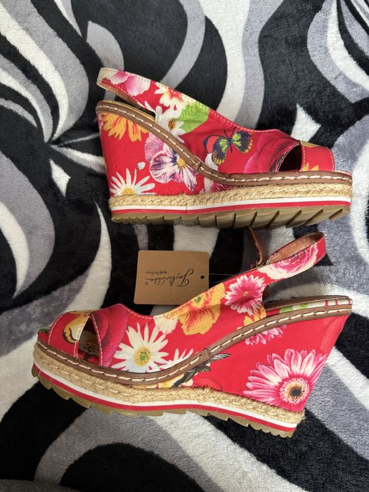 Sandale noi, cu eticheta