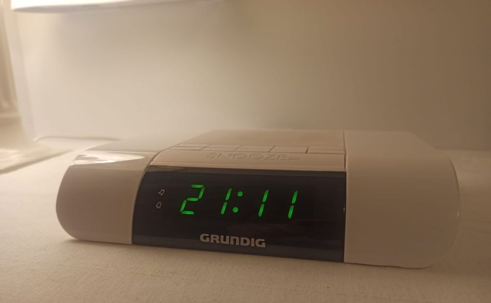 Grundig - Radio FM (digital) cu ceas automat si alarmă dublă
