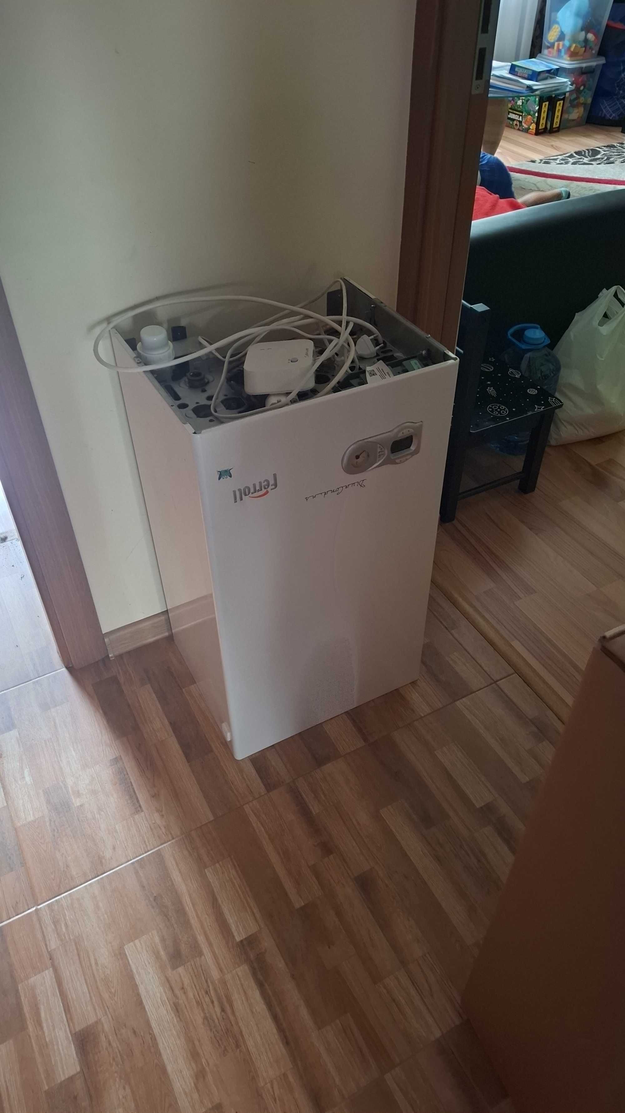 Centrala termica Ferroli 24 kw condensare: piese sau se poate folosi.