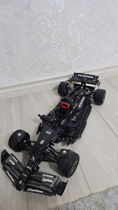 Собранная машина из лего.Mercedes-AMG F1 W14 E Performance