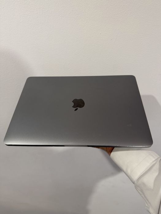 MacBook Pro 13 2017 / 2,3 GHz i5 / 8GB RAM / 256 SSD