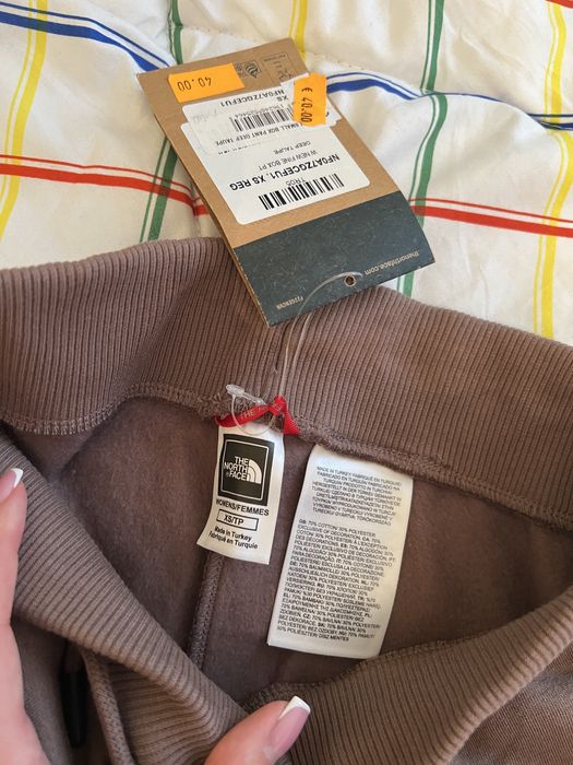 Pantaloni trening The North Face cu eticheta