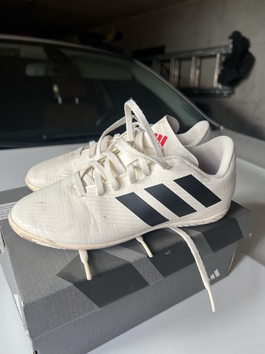 Adidas Nemeziz fotbal sala