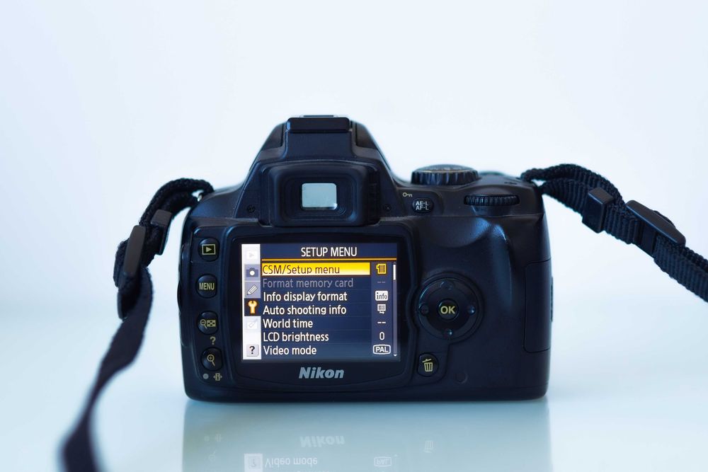Nikon D40 - un veteran in stare buna, KIT cu doar 8000 de cadre