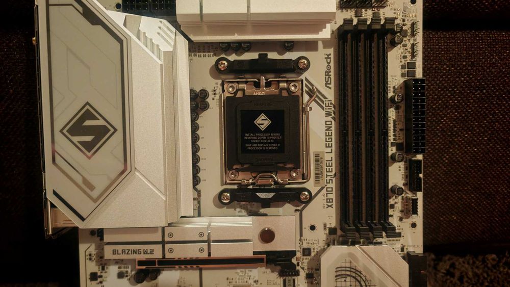 ASRock X870 Steel Legend + AMD Ryzen 7 7800X3D 96MB/120W/AM5