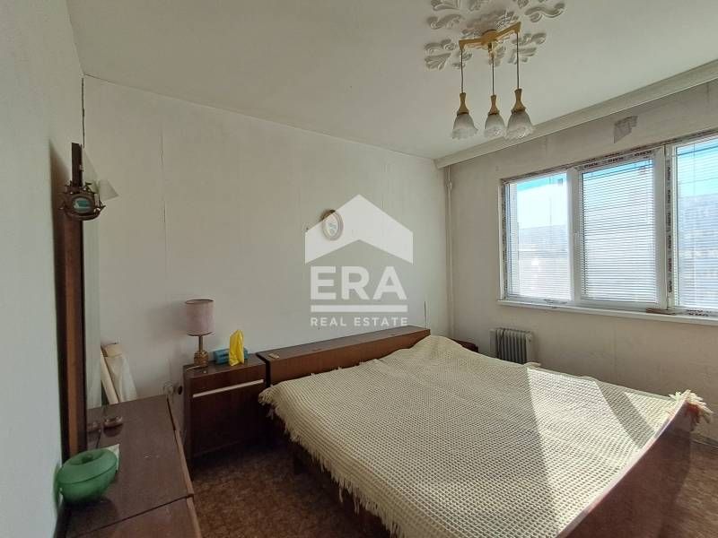 Тристаен апартамент за продажба, с отделна голяма кухня, в долната час