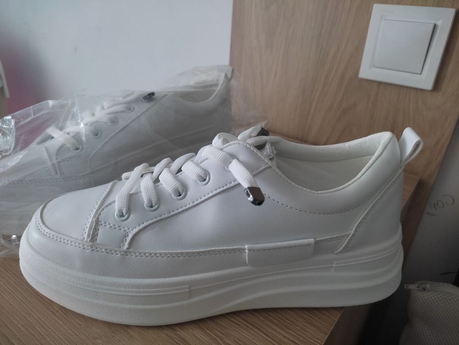 Бели кожени кецове, сникърси