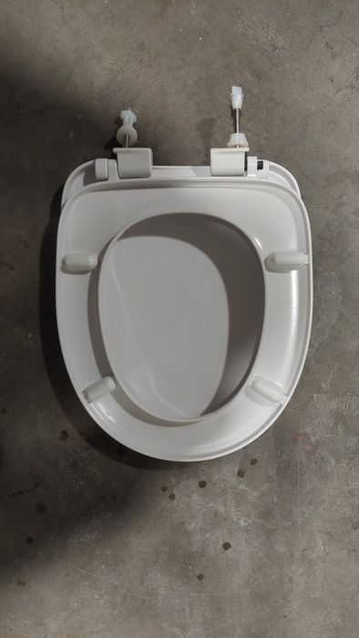 Капак за тоалетна чиния