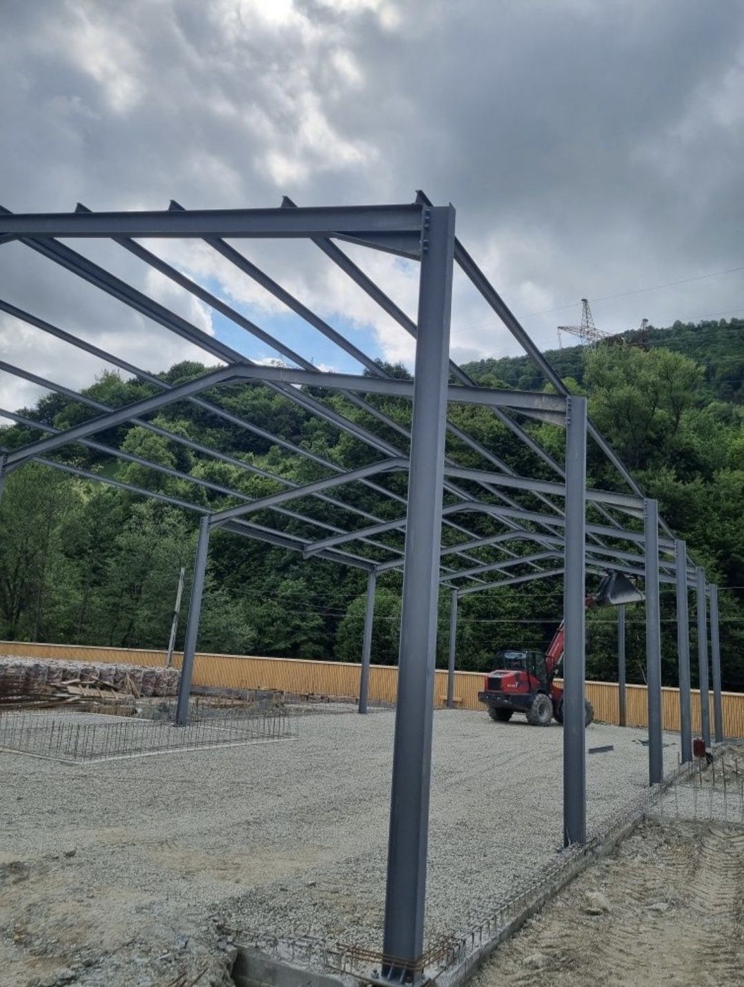 Vand hale metalice avem pe stoc asiguram transport si montaj rog serio