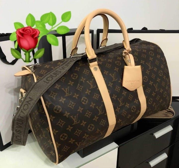 Geanta voiaj unisex Louis Vuitton, curea detașabilă umar,saculet, etic