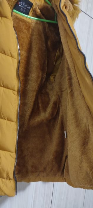 Предлагам  Дамско  есенно, зимно яке, с качулка с пух.