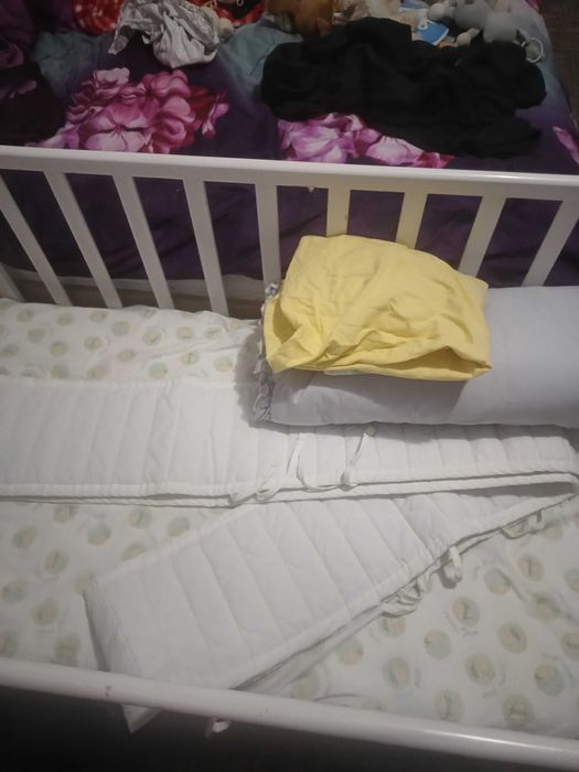 Pătuț bebe alb cu margini ajustabile